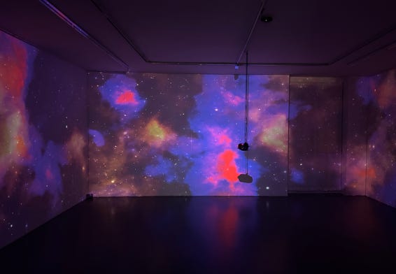 Videoinstallation "Aus allen Wolken", Jean-François Guiton, Galerie Kramer 2025