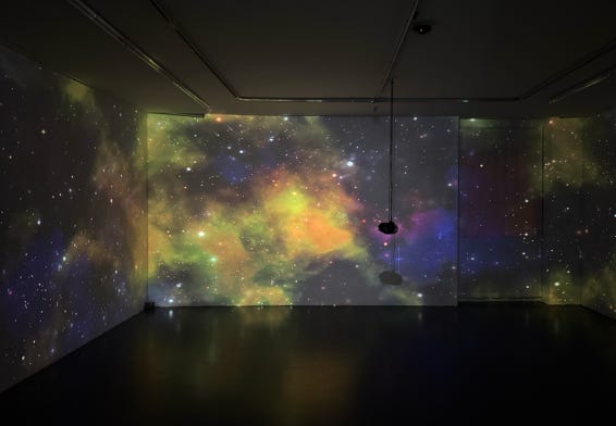 Videoinstallation "Aus allen Wolken", Jean-François Guiton, Galerie Kramer 2025