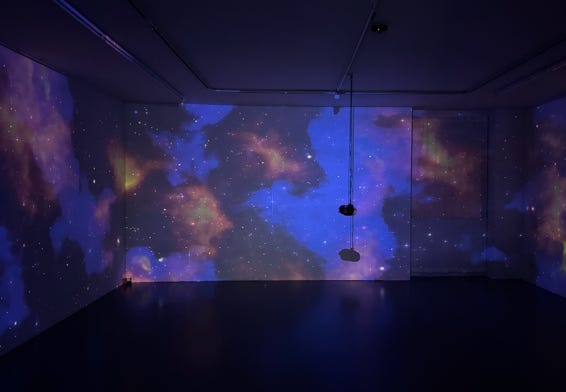 Videoinstallation "Aus allen Wolken", Jean-François Guiton, Galerie Kramer 2025